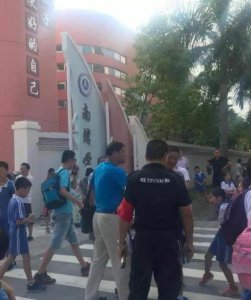 書包誰來背？老師糾正家長幫孩子背書包引熱議