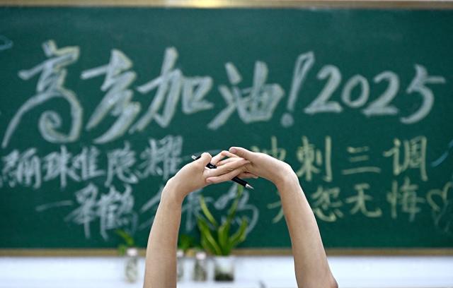 2025年5月27日晚，在河北省邯鄲市峰峰第一中學，一名高三學生在晚自習課間伸懶腰。視覺中國 圖