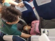 大二醫(yī)學(xué)生飛機上救人學(xué)校發(fā)文表揚,網(wǎng)友質(zhì)疑風(fēng)險極