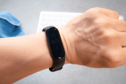 上海多區擬斥資約1.4億元采購學生運動手環,背后有何